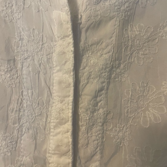 Johnny Was White Floral Embroidered Snap Down Top. Like New!! - Picture 4 of 11